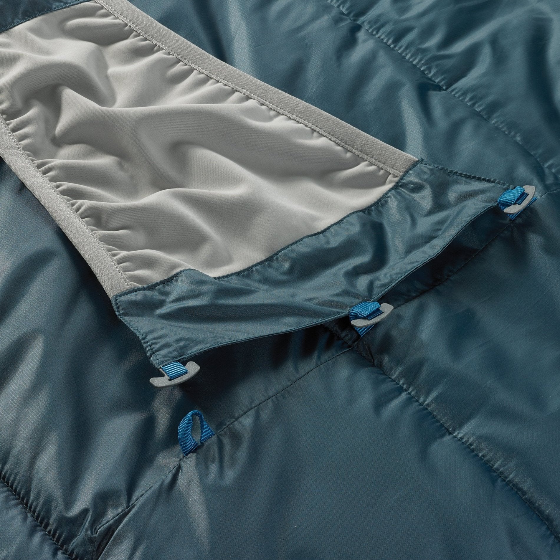 Therm-A-Rest Saros™ 32F/0C Sleeping Bag in regular size in blue with green lining, synergy link detail