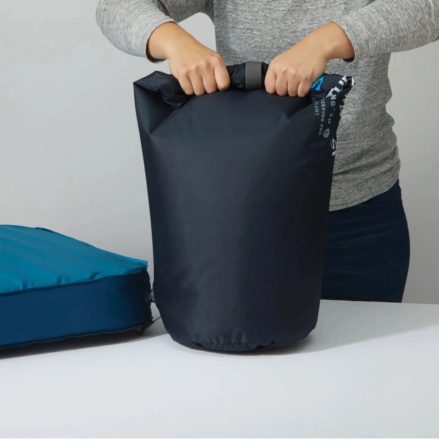Therm-a-Rest MondoKing™ 3D Sleeping Pad in marine, pump sack demonstration