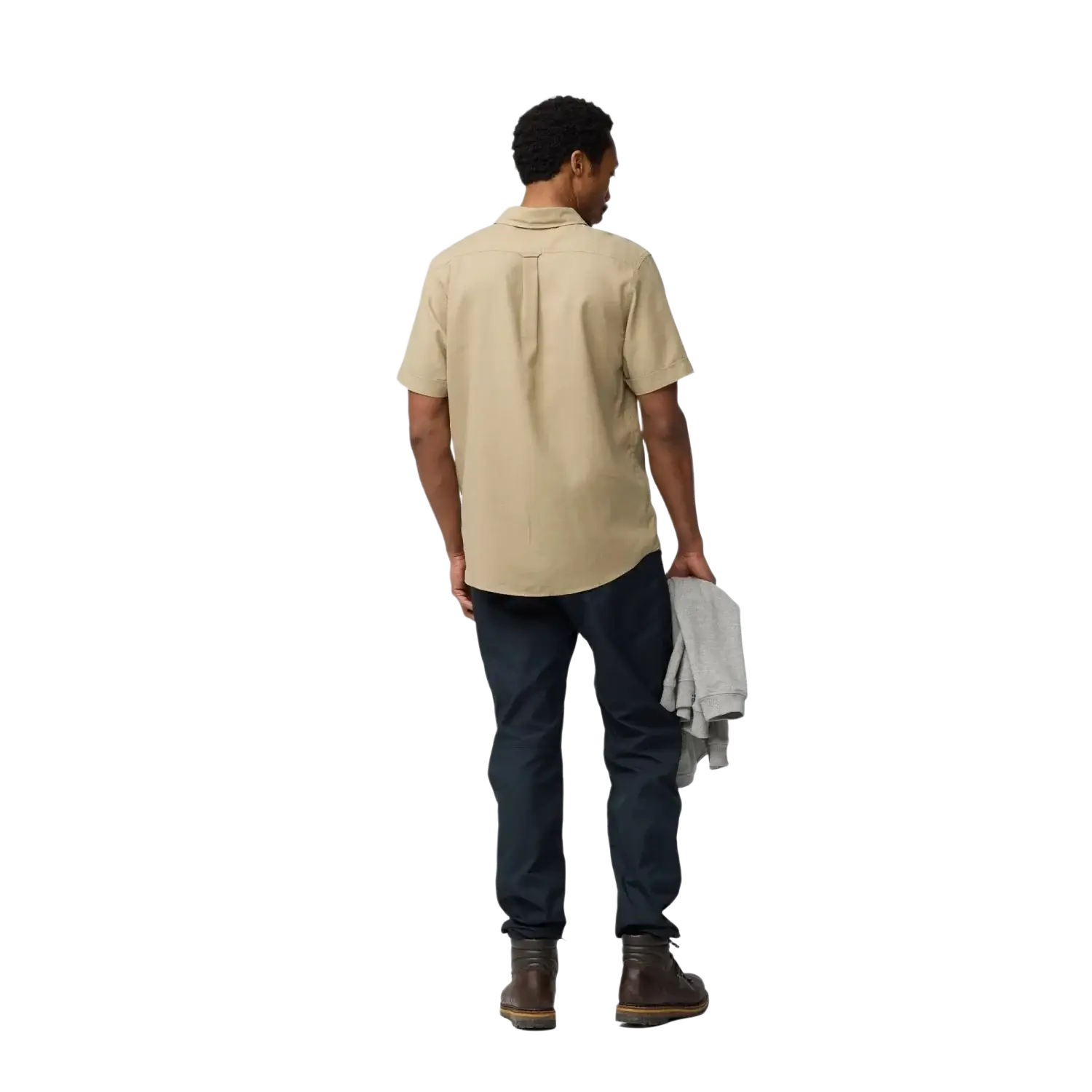 Fjall Raven M's Övik Travel Short Sleeve Shirt in sandstone, on model back view