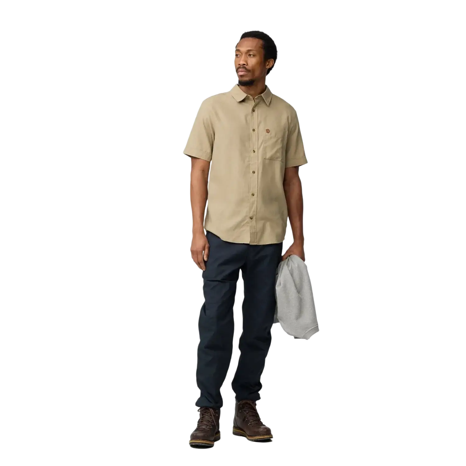 Fjall Raven M's Övik Travel Short Sleeve Shirt in sandstone, on model front view