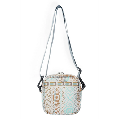 Kavu Globetrot in valley trail, back view