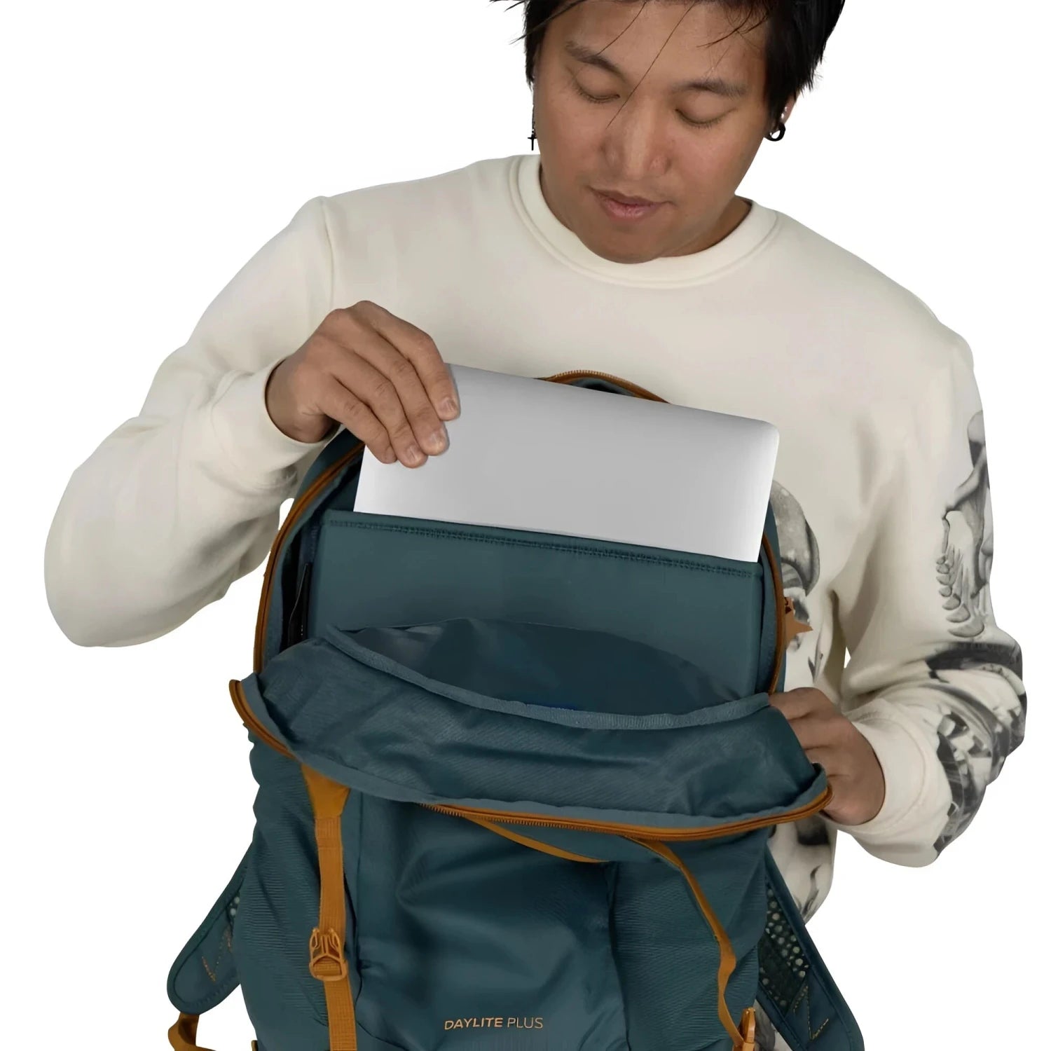 Osprey Daylite Plus 20L in torrent blue, laptop sleeve view