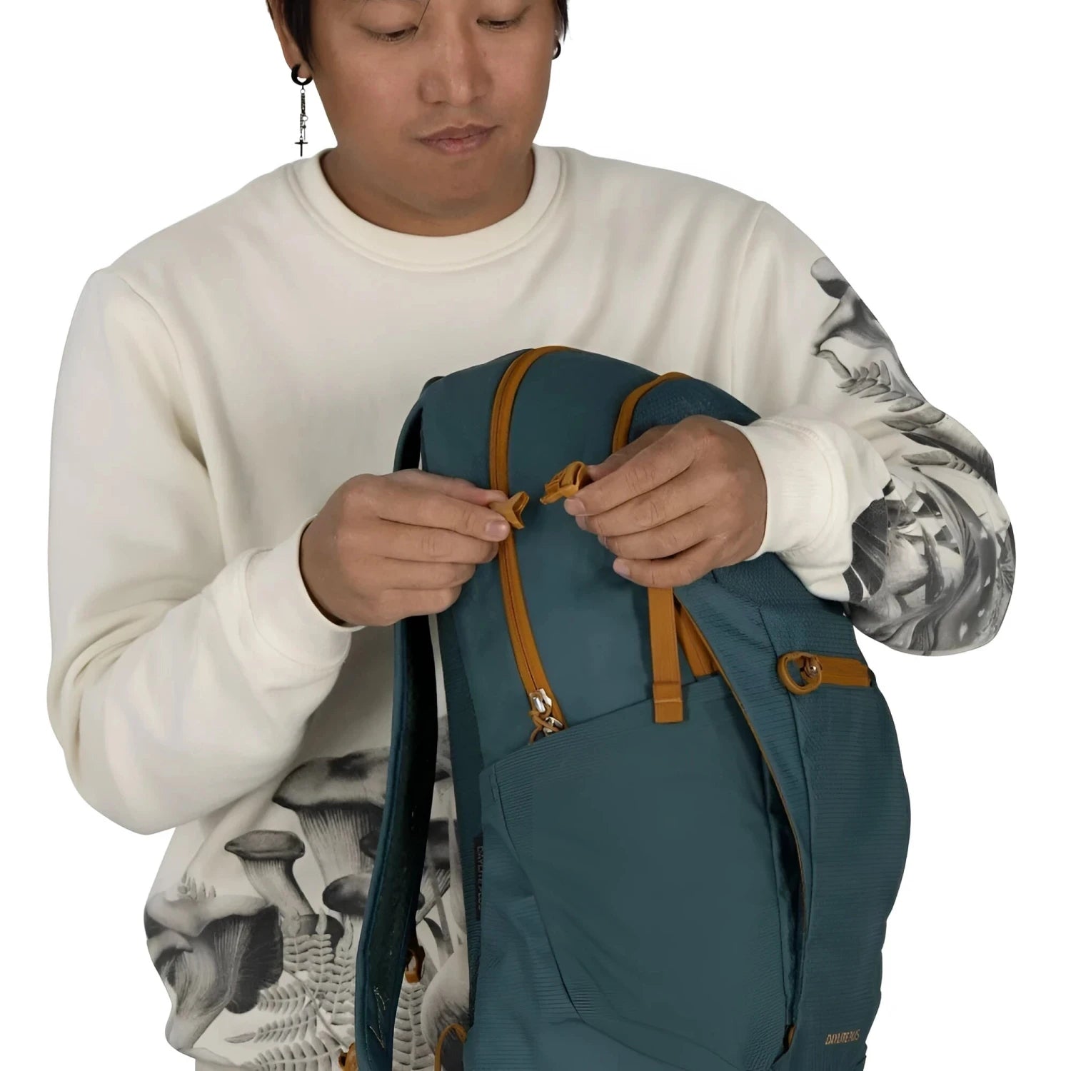 Osprey Daylite Plus 20L in torrent blue, compression straps view