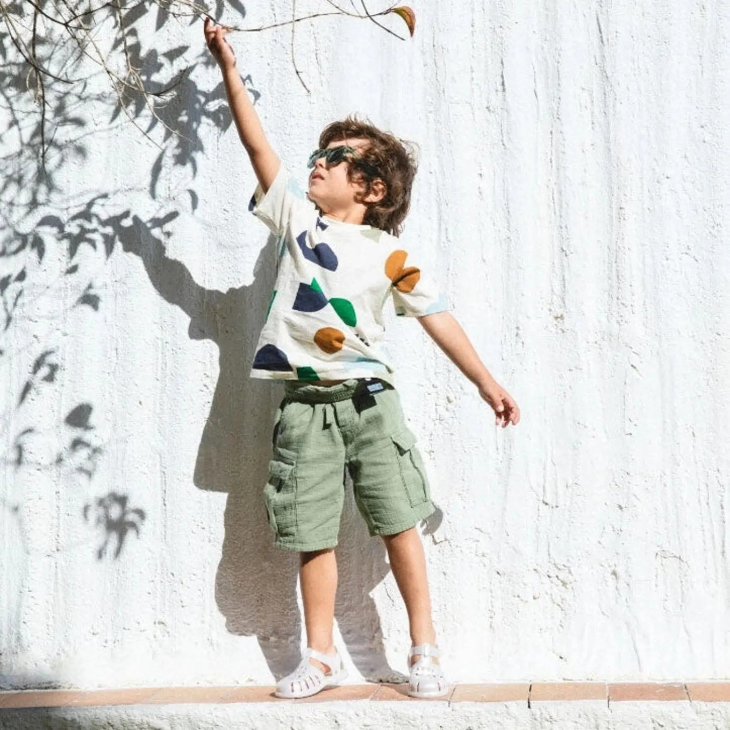 Igor Toddler's Clasica Nacar Sandal in marfil, on model view