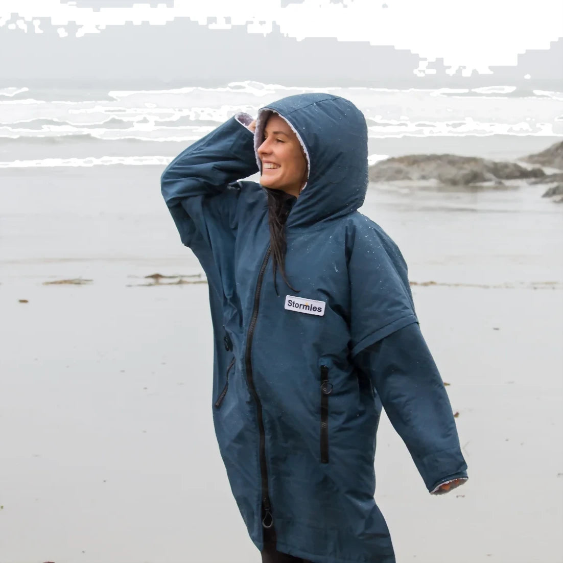 aull dry stormies jacket in leeland blue model on foggy beach