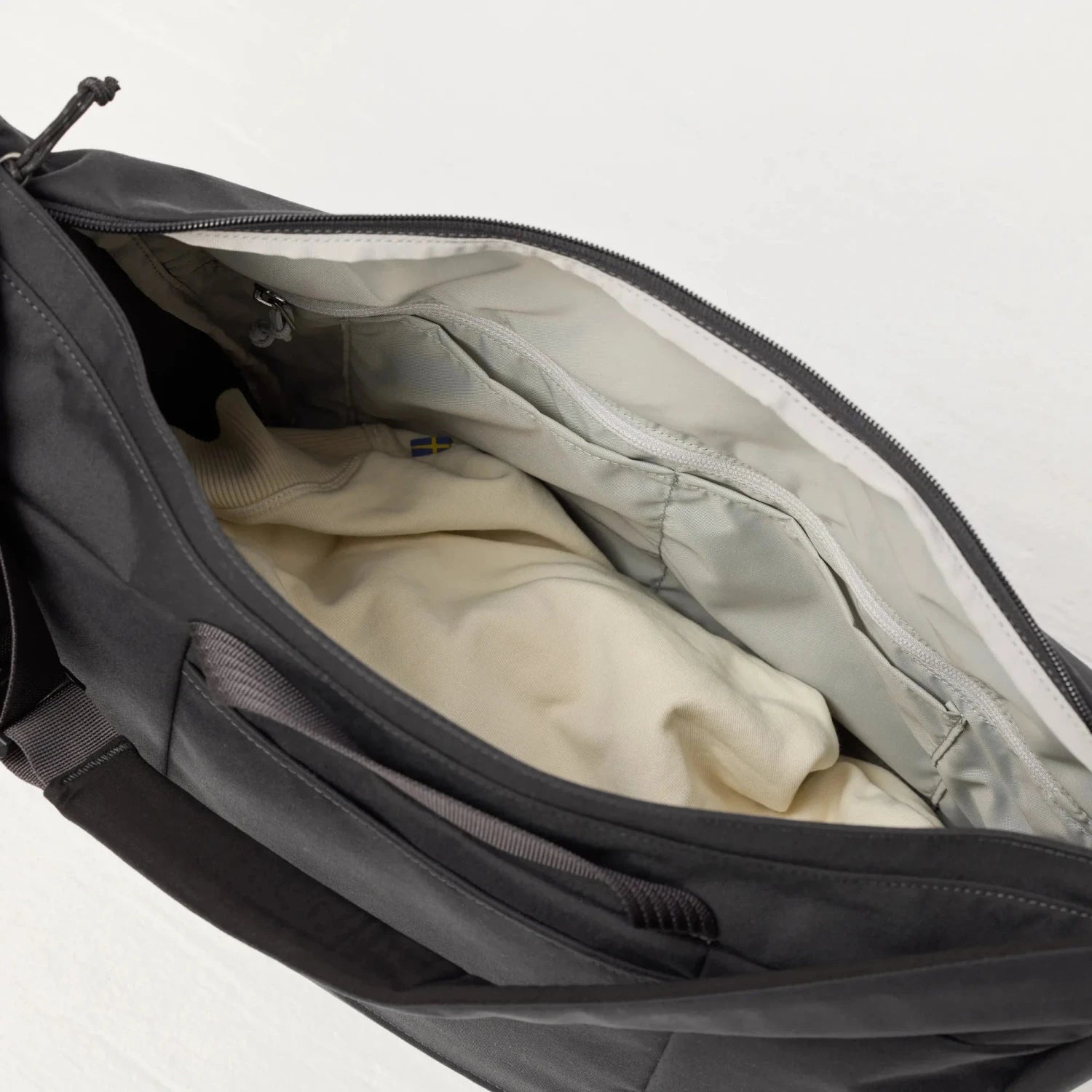 Fjall Raven Färden Crossbody in black, top view main pocket open