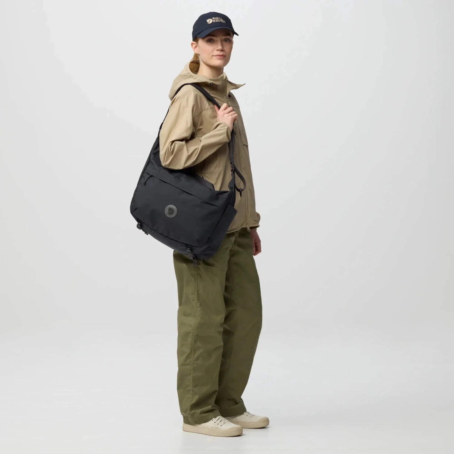 Fjall Raven Färden Crossbody in black, on model side bag