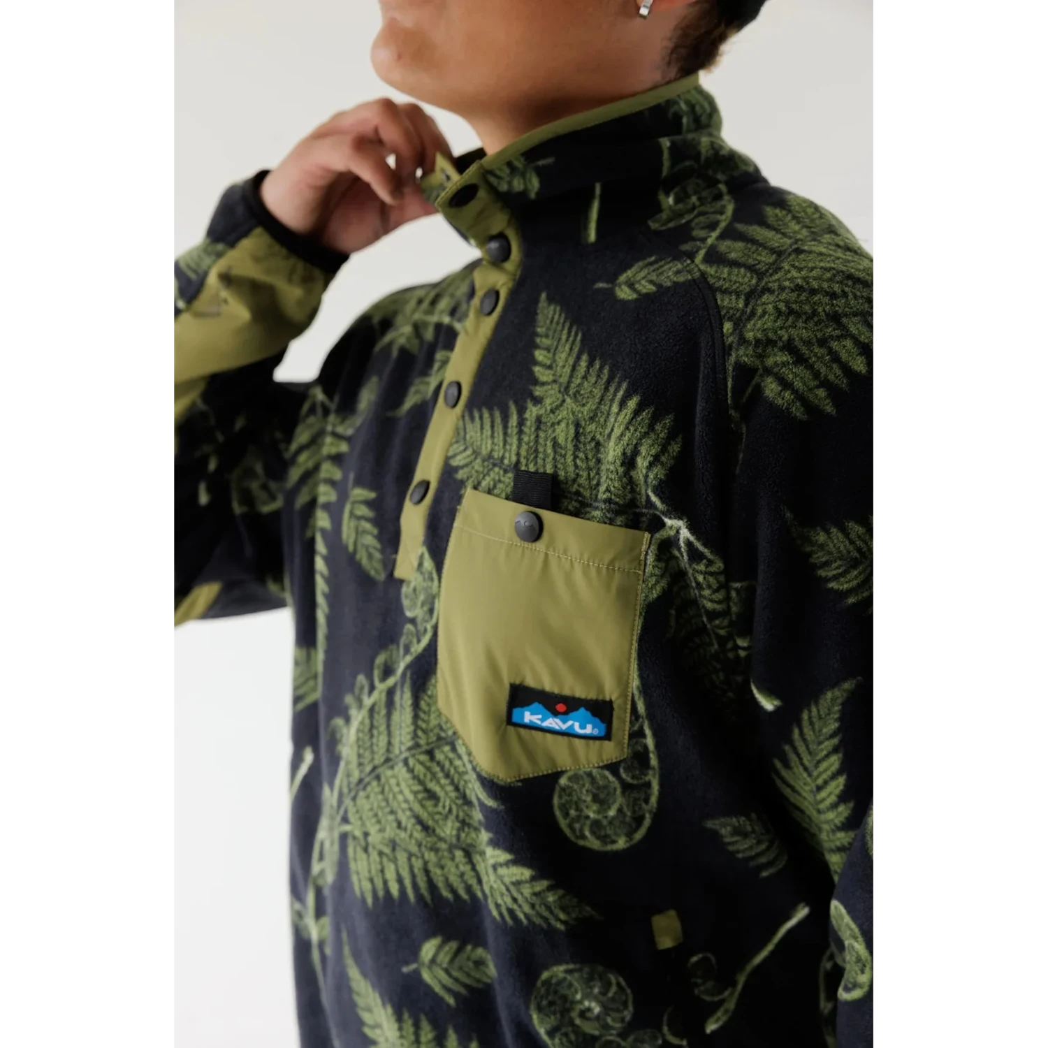 KAVU Men's Teannaway Fleece in fiddlehead, on model front pocket detail