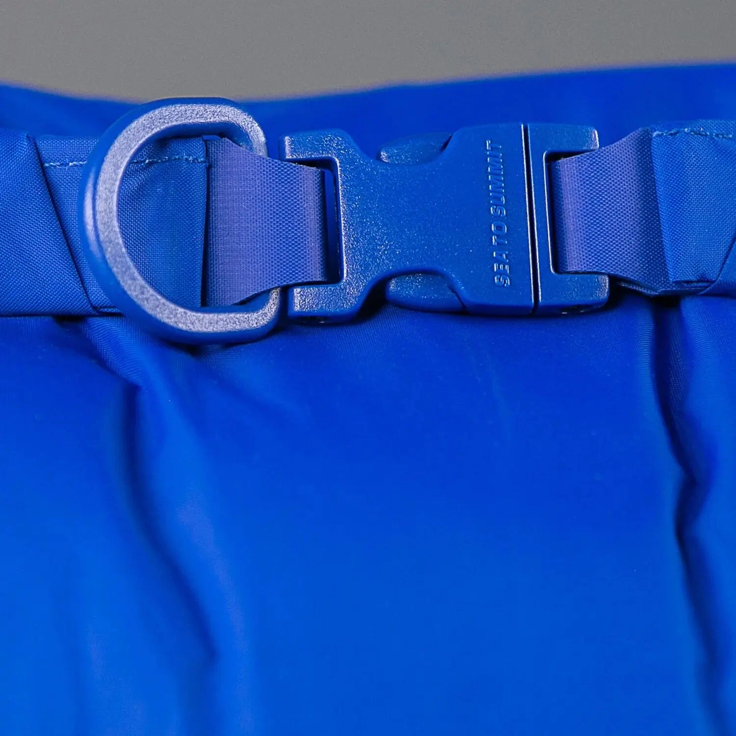 Sea To Summit Lightweight Dry Bag in surf blue, replaceable buckle detail