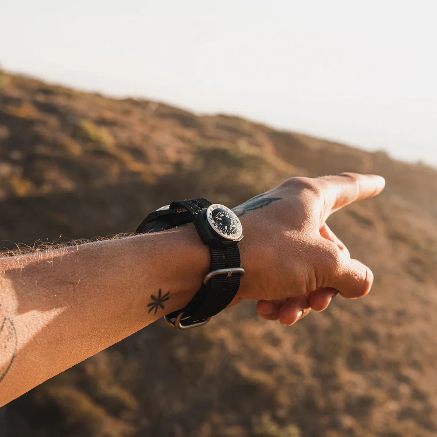 sun company gocompass wrist compass rotating white bezel demo view